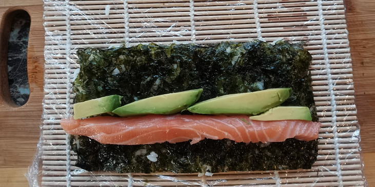 Otočíme rýží dolů, přidáme lososa, avokádo a zatočíme (uramaki sushi) 