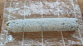 Sushi (recept + fotopostup) (Hotová rolka na uramaki sushi - posypat sezamem )