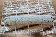 Hotová rolka na uramaki sushi - posypat sezamem 