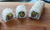 Sushi (recept + fotopostup) (Nakrájíme na stejné kousky (uramaki sushi) )