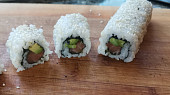 Sushi (recept + fotopostup) (Nakrájíme na stejné kousky (uramaki sushi) )