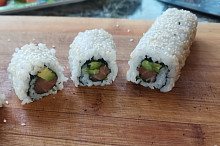 Nakrájíme na stejné kousky (uramaki sushi) 
