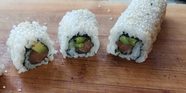 Nakrájíme na stejné kousky (uramaki sushi) 