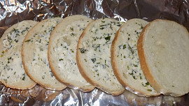 Veka zapečená s česnekovým máslem a ledový salát