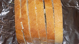 Veka zapečená s česnekovým máslem a ledový salát