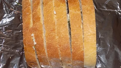 Veka zapečená s česnekovým máslem a ledový salát