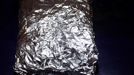 Veka zapečená s česnekovým máslem a ledový salát