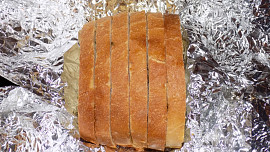 Veka zapečená s česnekovým máslem a ledový salát