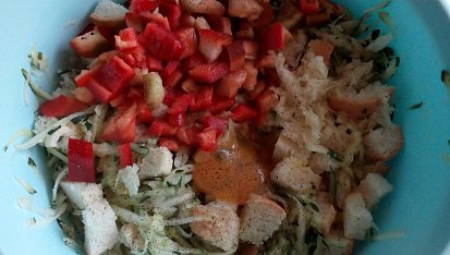Vepřová kapsa s cuketovou nádivkou, pečená na pórku