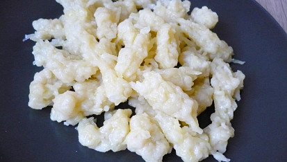 Domácí bramborové halušky, V testě navíc trochu soli a mouky jsem dosypávala o hodně více, než je uvedeno v receptu.