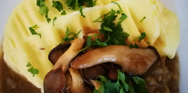 Hovězí kližka na cibuli s houbovou bramborovou kaší