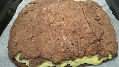 Jednoduchý moučník s pudinkovo-smetanovým krémem