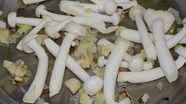 Pohanka s houbami shimeji