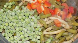 Sumeček africký na zelenině s houbami shimeji