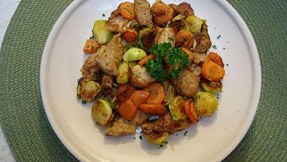 Vepřová krkovička s mrkví a kapustičkami z jedné pánve