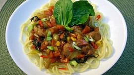 Pikantní kuřecí s pak choi, mrkví a kukuřicí