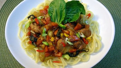 Pikantní kuřecí s pak choi, mrkví a kukuřicí