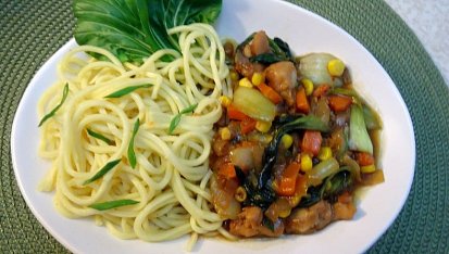 Pikantní kuřecí s pak choi, mrkví a kukuřicí