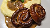 Vinná klobása  s cibulovo-hořčičnou omáčkou