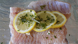 Filet z mořské ryby v alobalu