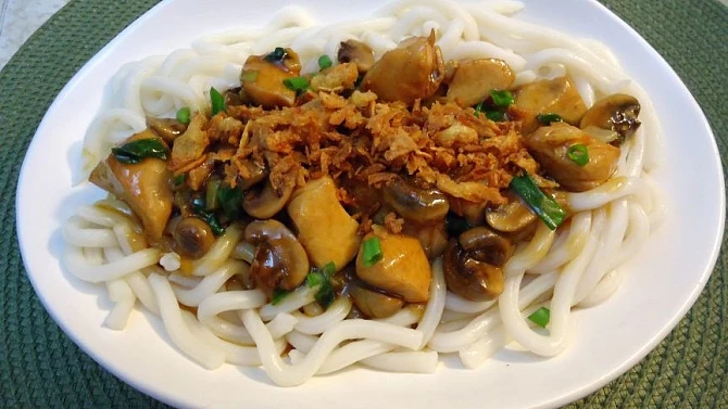 Hoisin kuřecí s udon nudlemi