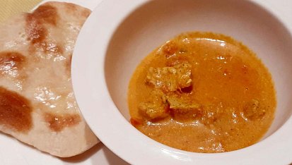 Tikka masala s domácím chlebem naan