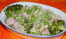Kuskusový salát s hráškem a brokolicí