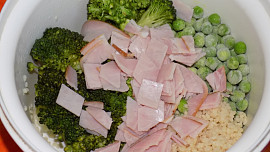 Kuskusový salát s hráškem a brokolicí