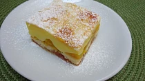Listové řezy s pudinkem, piškoty a broskvemi