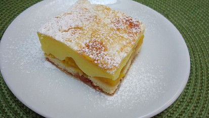 Listové řezy s pudinkem, piškoty a broskvemi