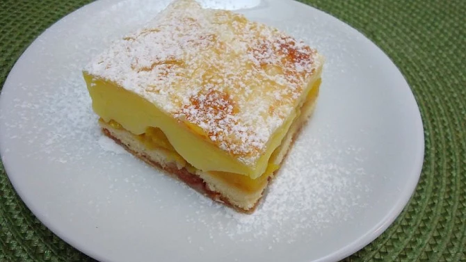 Listové řezy s pudinkem, piškoty a broskvemi