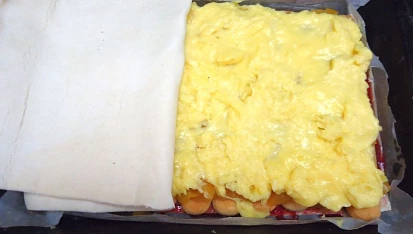 Listové řezy s pudinkem, piškoty a broskvemi