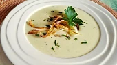 Pastinákový krém s  česnekem a pastinákovými chipsy, Pastinákový krém s  česnekem a pastinákovými chipsy