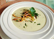 Pastinákový krém s česnekem a pastinákovými chipsy Pastinákový krém s česnekem a pastinákovými chipsy