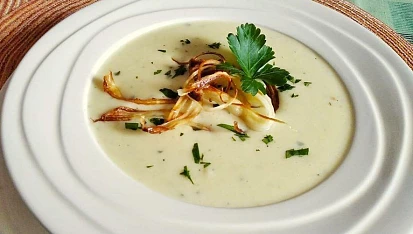 Pastinákový krém s  česnekem a pastinákovými chipsy, Pastinákový krém s  česnekem a pastinákovými chipsy