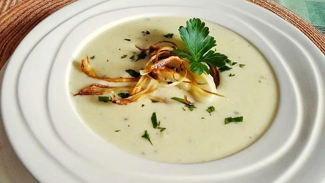 Pastinákový krém s  česnekem a pastinákovými chipsy, Pastinákový krém s  česnekem a pastinákovými chipsy
