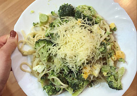 Špagety s brokolicí a vejcem