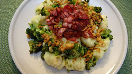 Brokolice na česneku s domácími noky a slaninou
