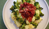 Brokolice na česneku s domácími noky a slaninou
