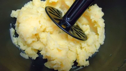 Brokolice na česneku s domácími noky a slaninou