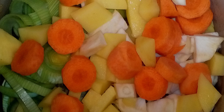 Zeleninová polévka s ředkvičkovými listy a žervé (...po cibuli osmažíme i zeleninu...)
