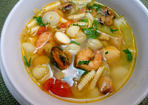 Polévka s mořskými plody a těstovinami