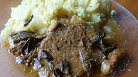 Vepřové maso na houbách v jednom hrnci