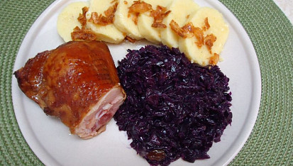 Červené zelí na víně, bramborový knedlík a uzené kuřecí stehno