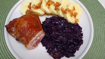 Červené zelí na víně, bramborový knedlík a uzené kuřecí stehno