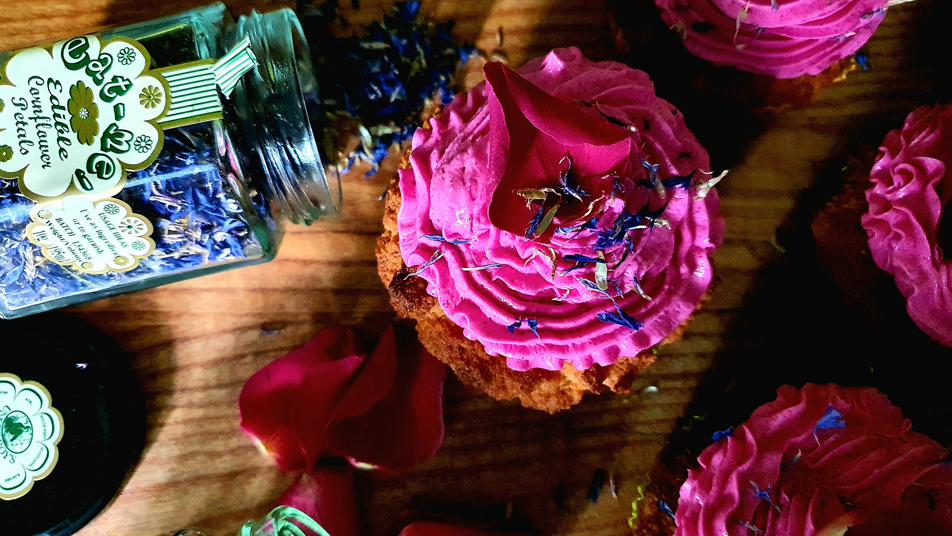 Jarní barevný low carb cupcake