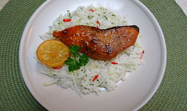 Marinovaný losos a rýžový salát s kedlubnou