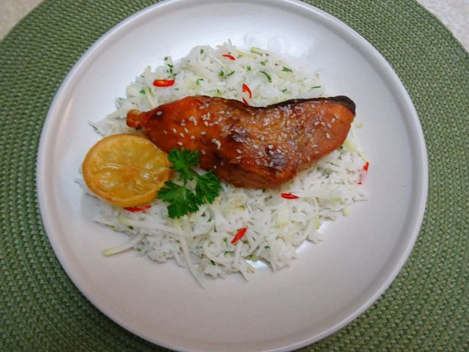 Marinovaný losos a rýžový salát s kedlubnou