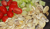 Žampionový salát se zeleninou
