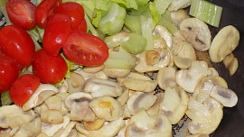 Žampionový salát se zeleninou